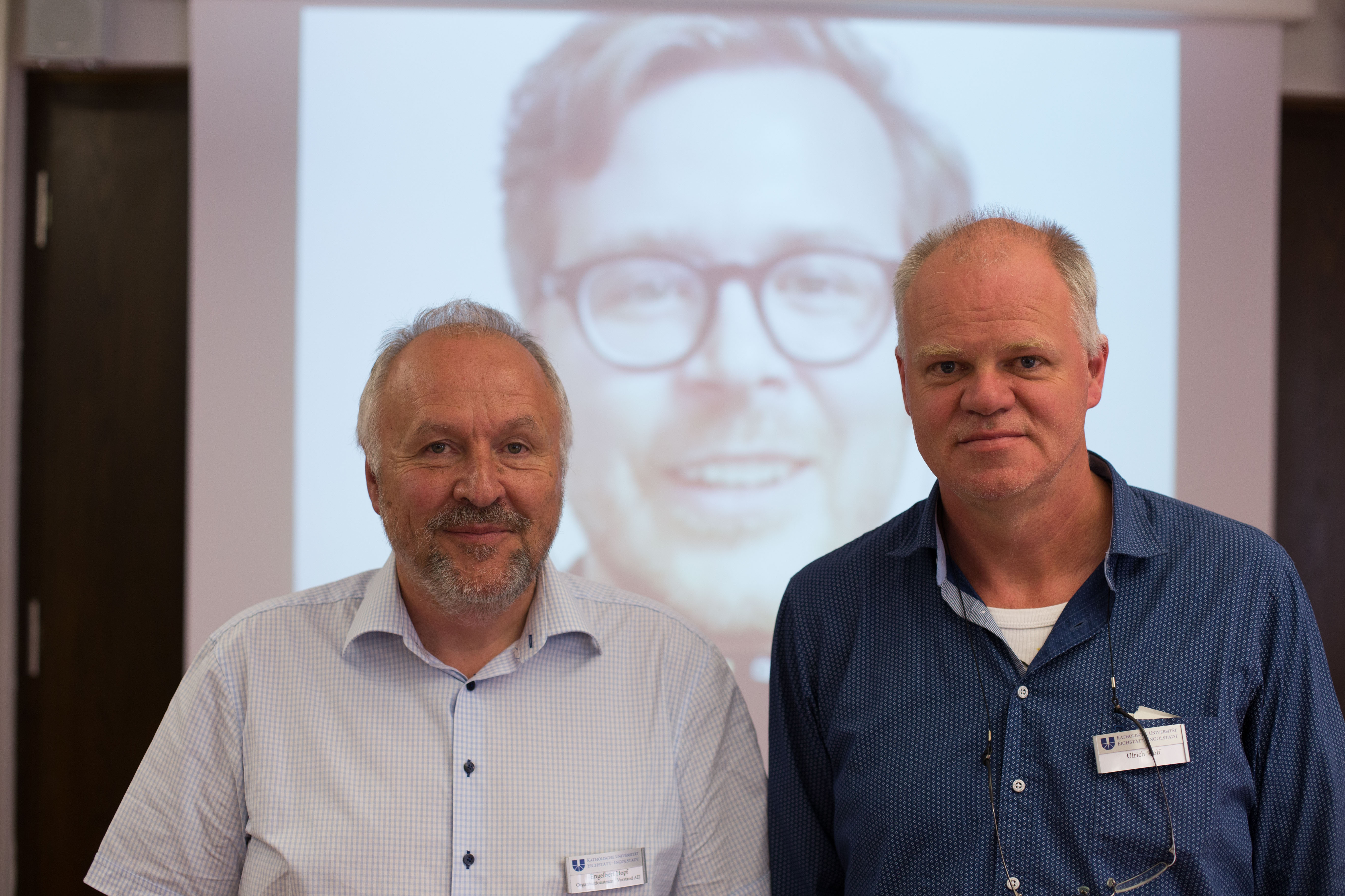 Engelbert Hopf (links) moderierte das Gespräch zwischen Frederik Obermaier (Mitte, per Skype) und Ulrich Wolf (rechts).